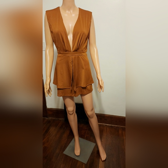 Lyaner split top romper. Small. Key hole back button closure. Neutral. Short V - Picture 1 of 16